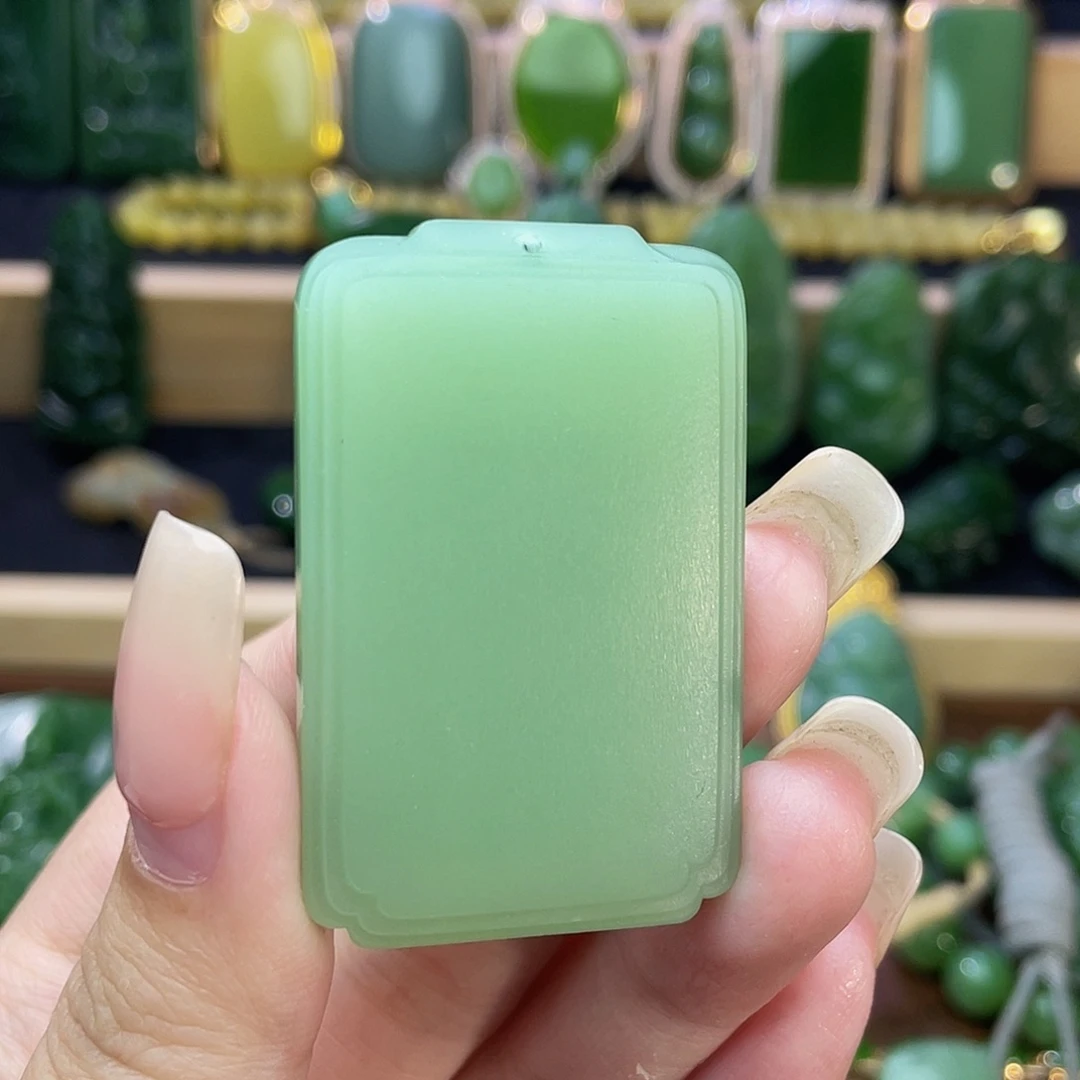 和田玉未镶嵌颈饰粉绿·带翠