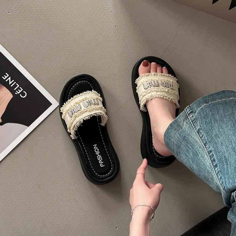 时尚百搭休闲水钻字母一字拖女款2025夏季新款外穿厚底沙滩凉拖鞋