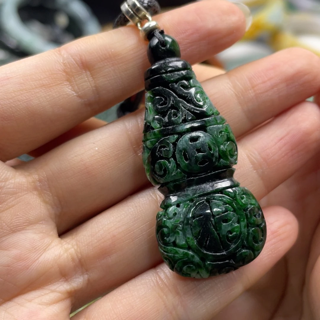 翡翠未镶嵌项圈阿****?牌子