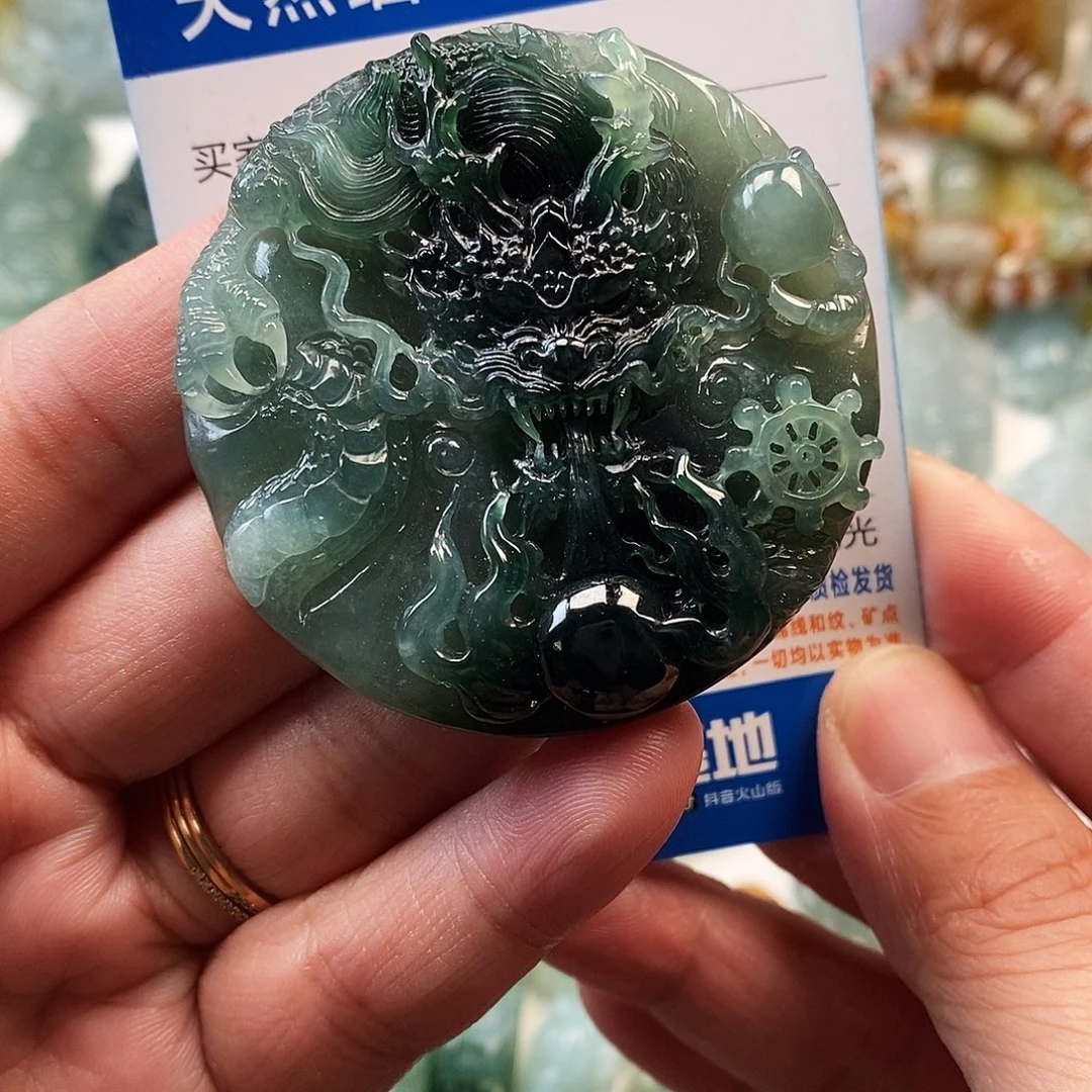 翡翠未镶嵌颈饰龙牌