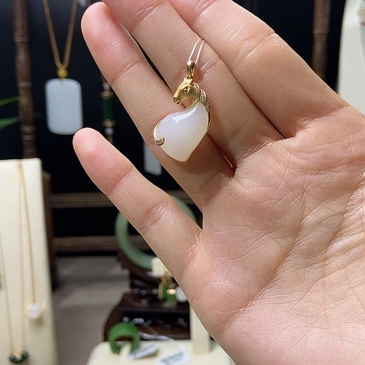 和田玉18K金镶嵌颈饰