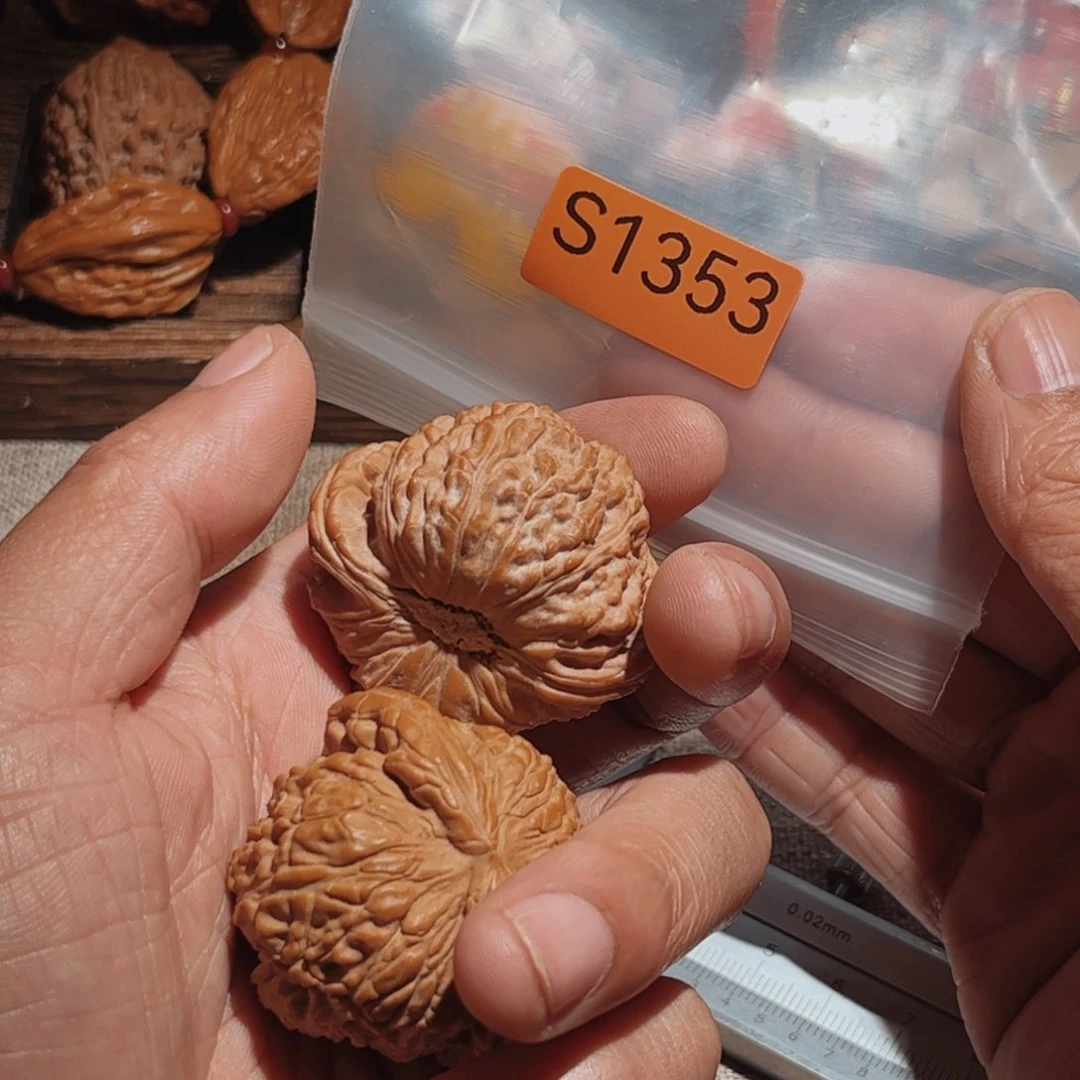 文玩核桃吊坠不白狮子