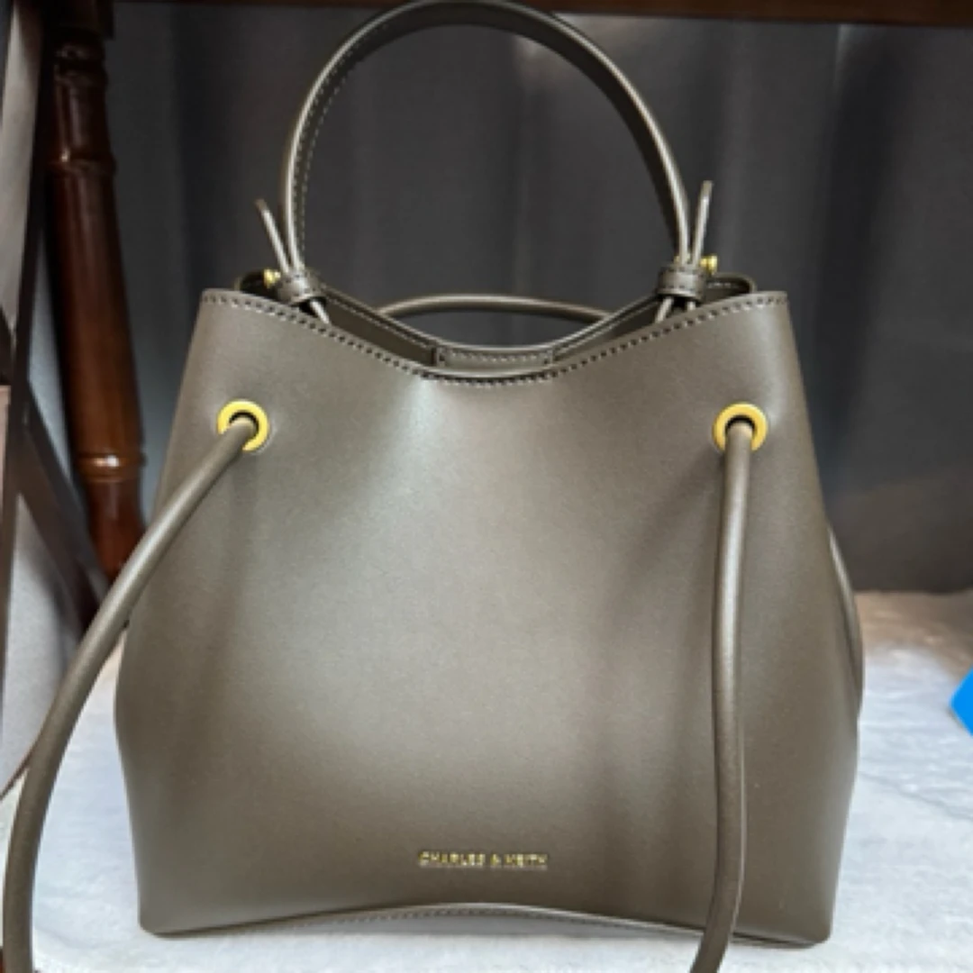99新 CHARLES & KEITH 小ck水桶手提单肩斜挎包/全原