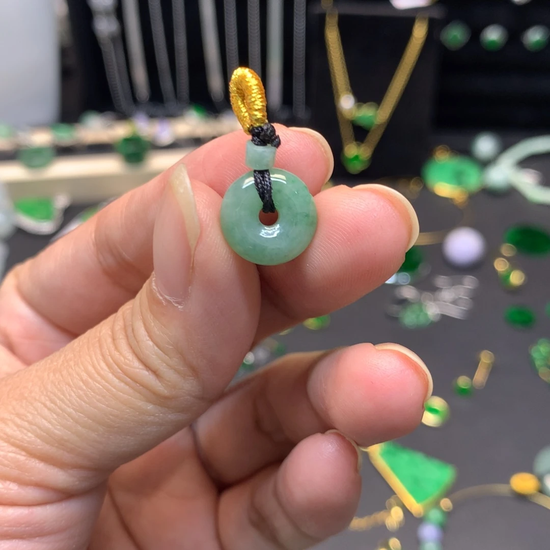 翡翠未镶嵌颈饰有纹裂