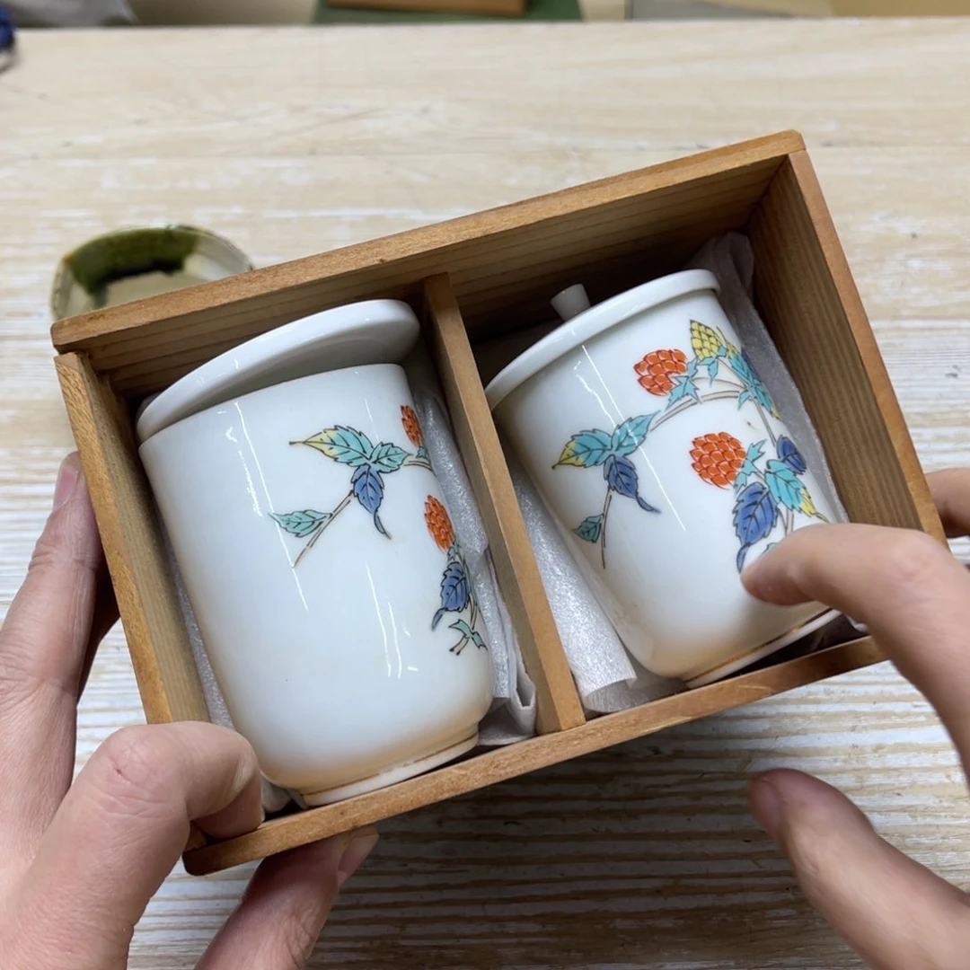 瓷片普***斯密密麻麻地排列着一个