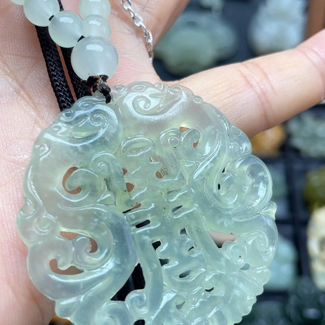 蛇纹石玉未镶嵌颈饰