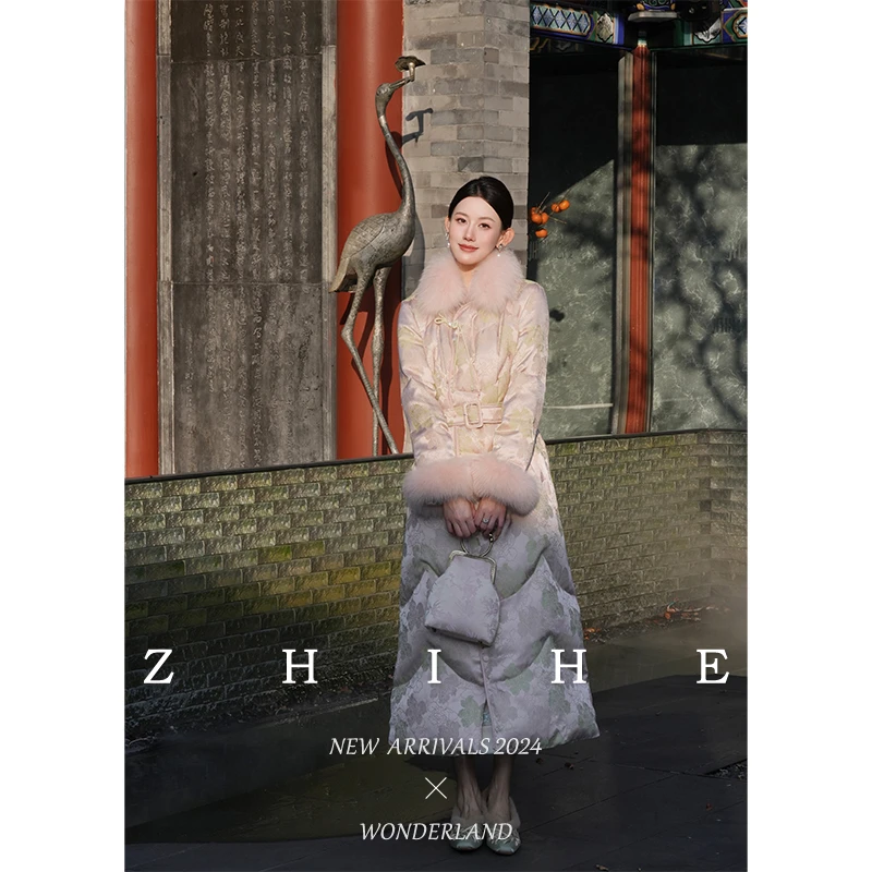 至禾Wonderland【花满盈】chao保暖！静奢缎面提花狐狸毛长款羽绒服