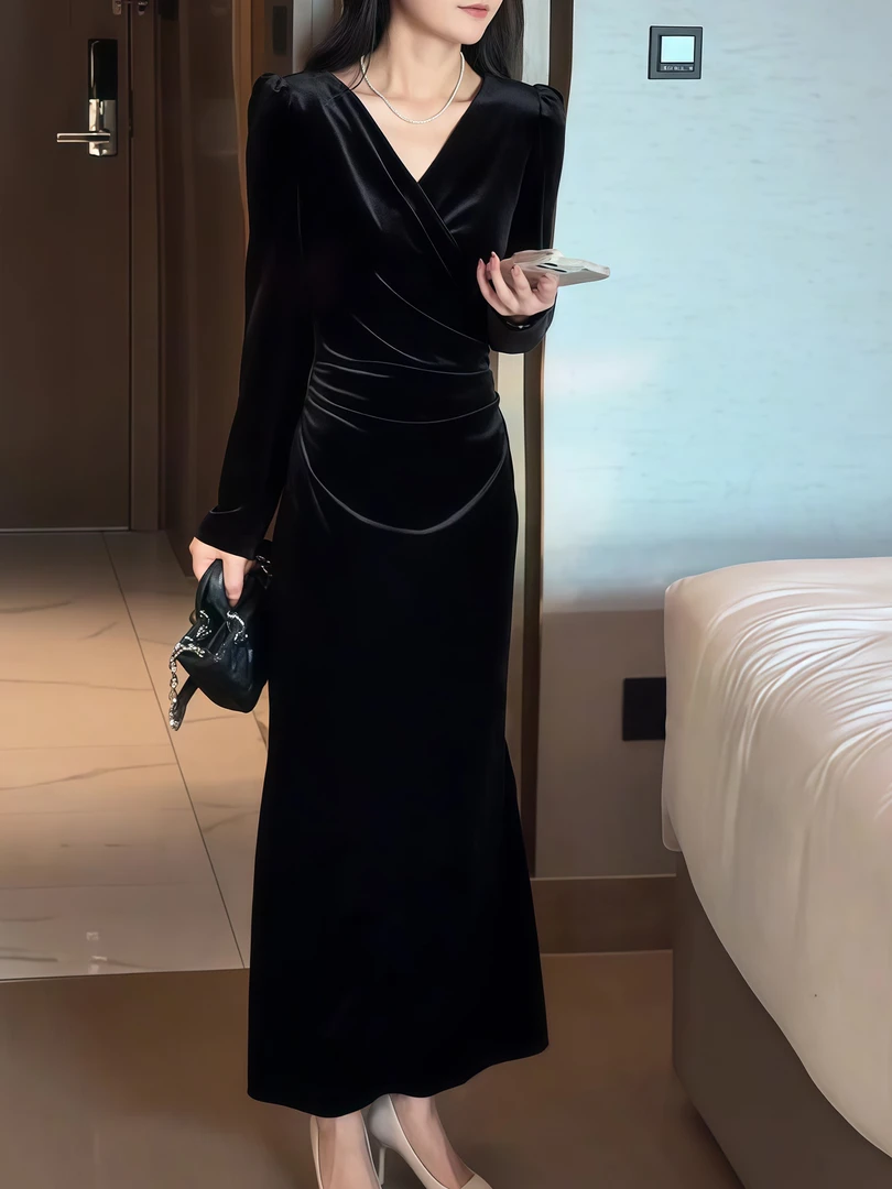 高级感黑色丝绒连衣裙女秋季2025新款时尚修身显瘦优雅轻奢长裙