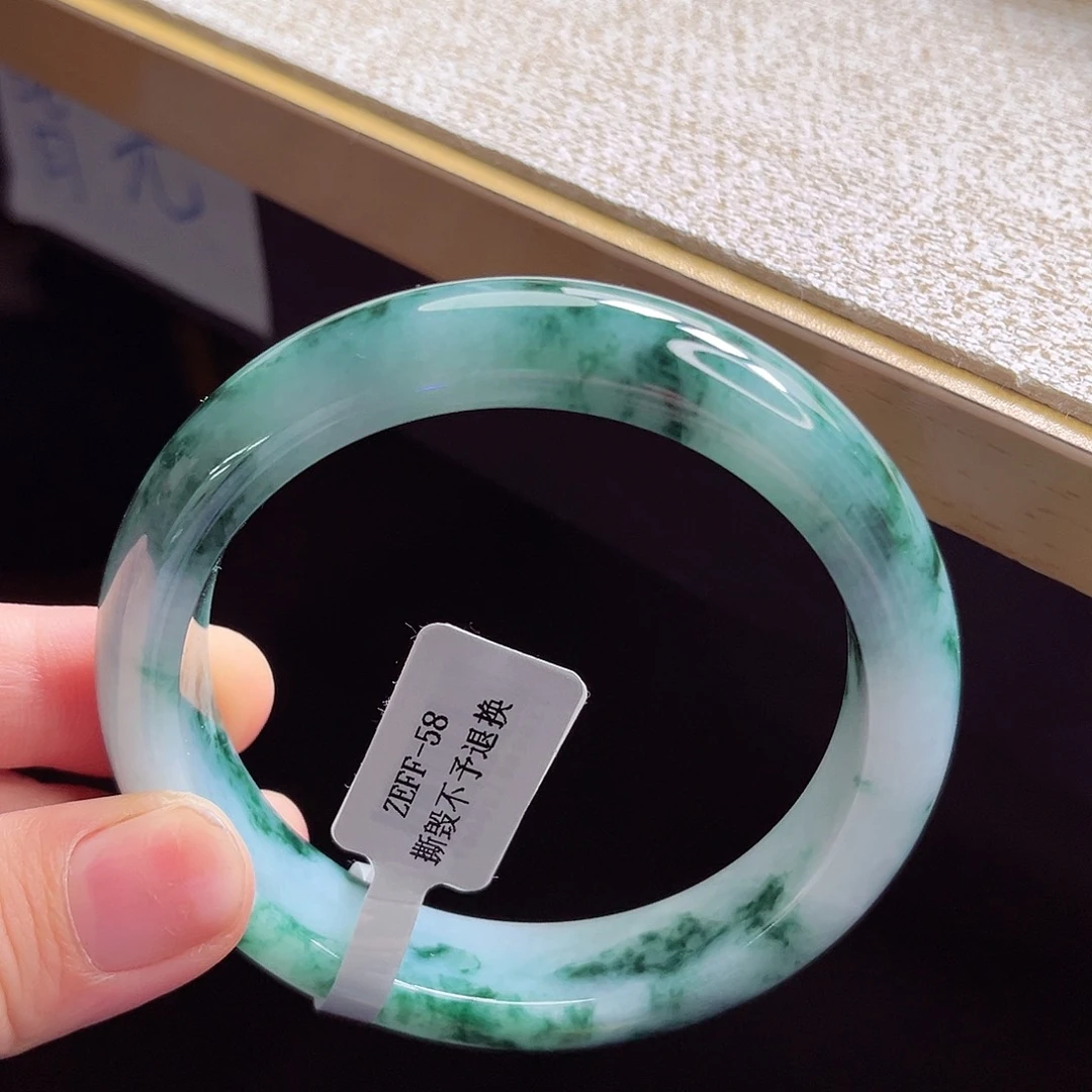 翡翠手镯未镶嵌手镯