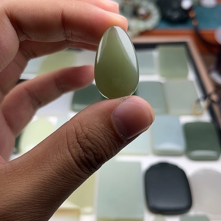 颈饰未镶嵌和田玉（糖玉）
