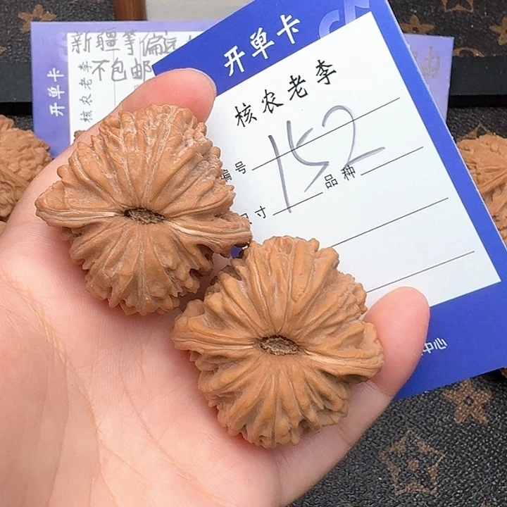 小****文玩核桃吊坠四座楼40尺