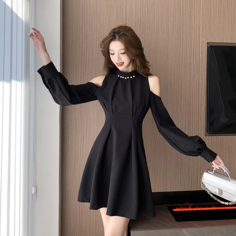 黑色小礼服少女小黑裙设计感洋气名媛时尚气质挂脖长袖露肩连衣裙