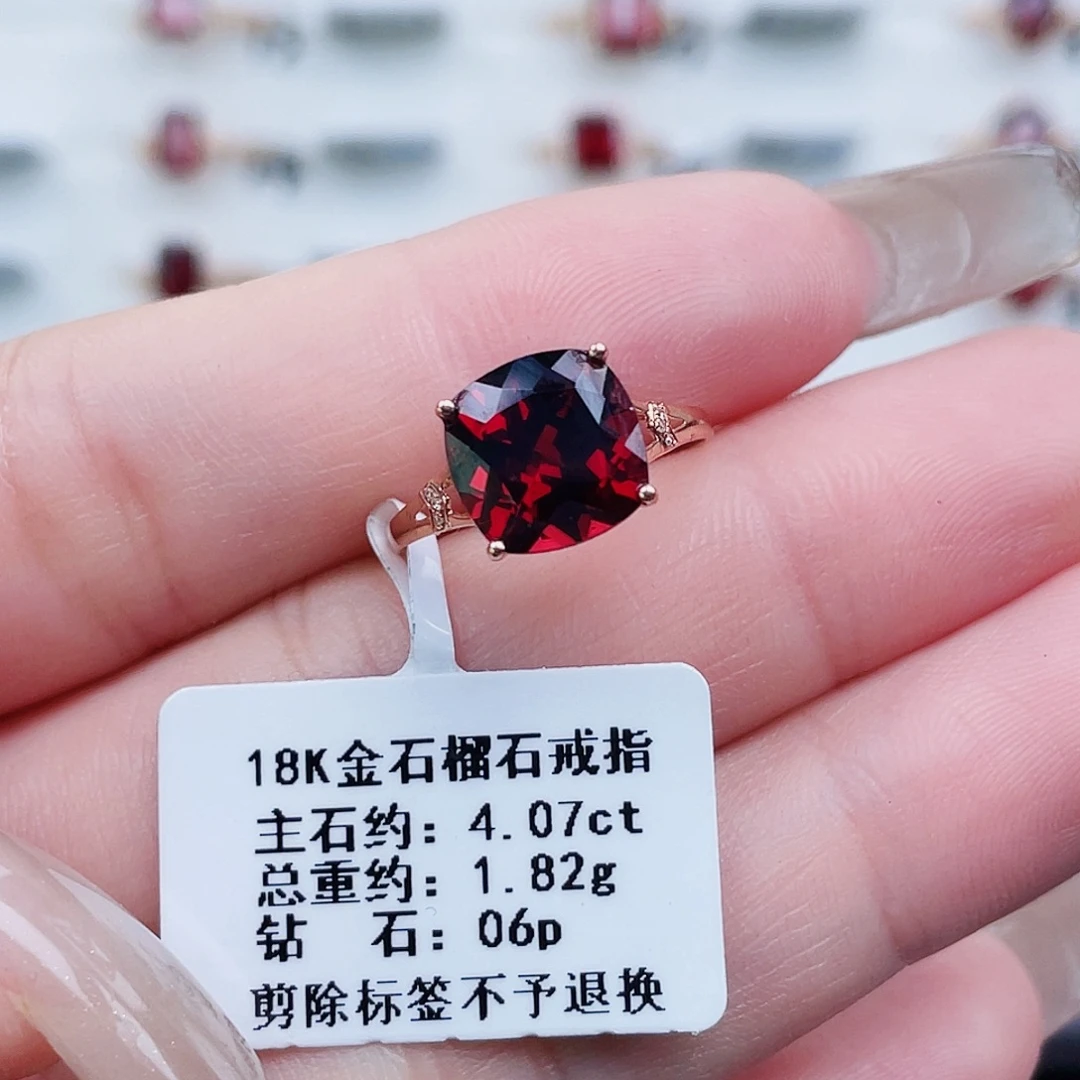 18K金镶嵌戒指石榴石