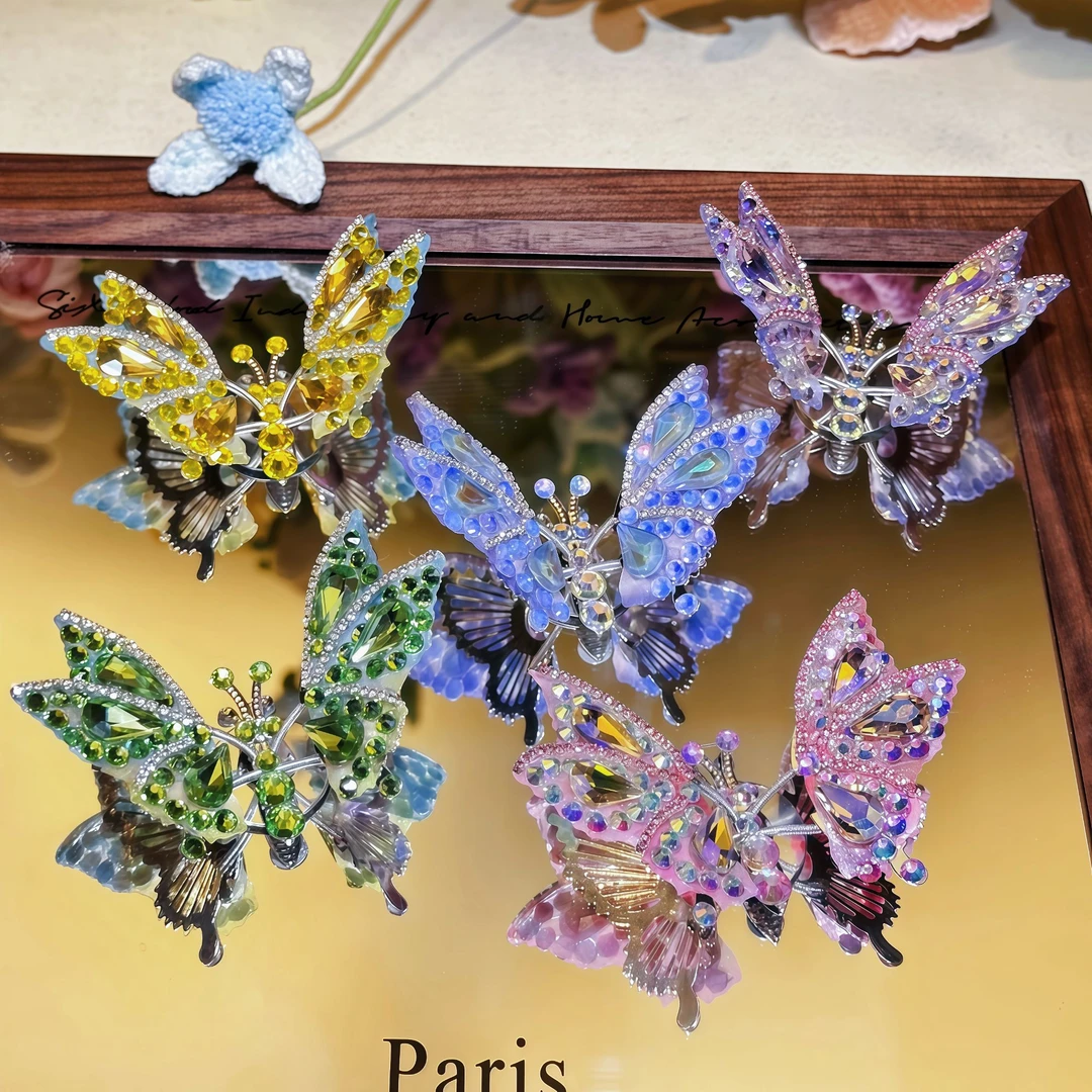 车载会动的蝴蝶新款网红磁吸灵动水晶蝴蝶梦幻轻奢可爱甜美百搭女