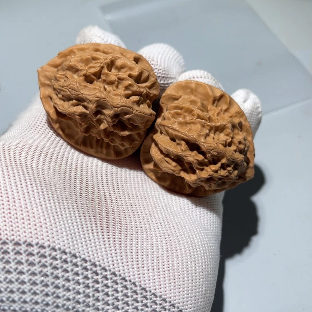 文玩核桃吊坠梨木台