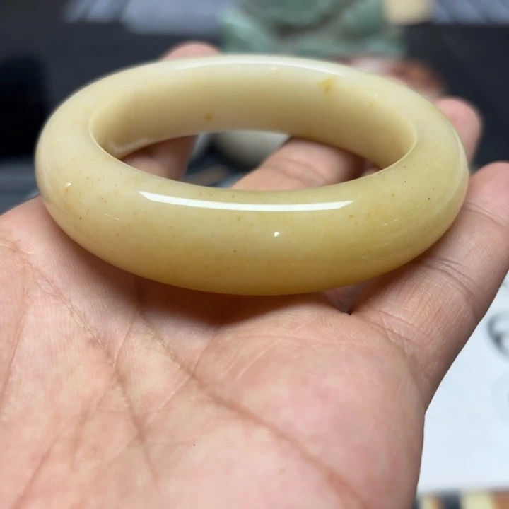 听***间石英岩玉合金颈饰