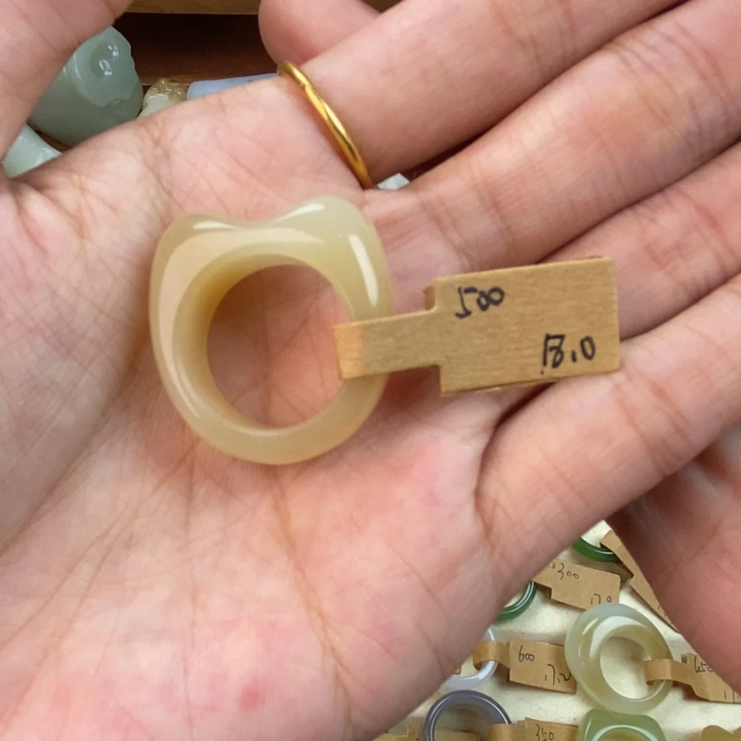 拉***喵和田玉未镶嵌颈饰