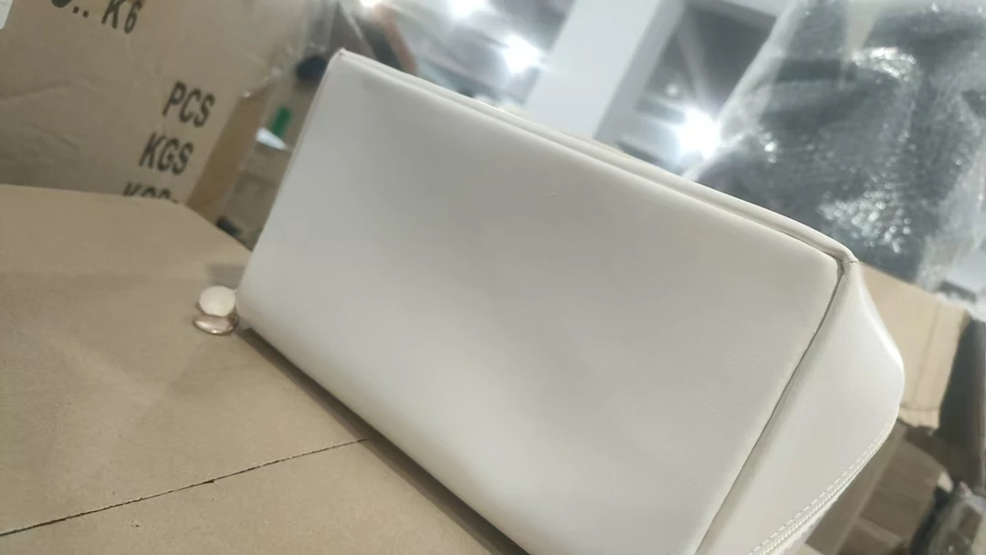 米白色新款大容量高级感便携式手提化妆包收纳包旅行包洗漱包