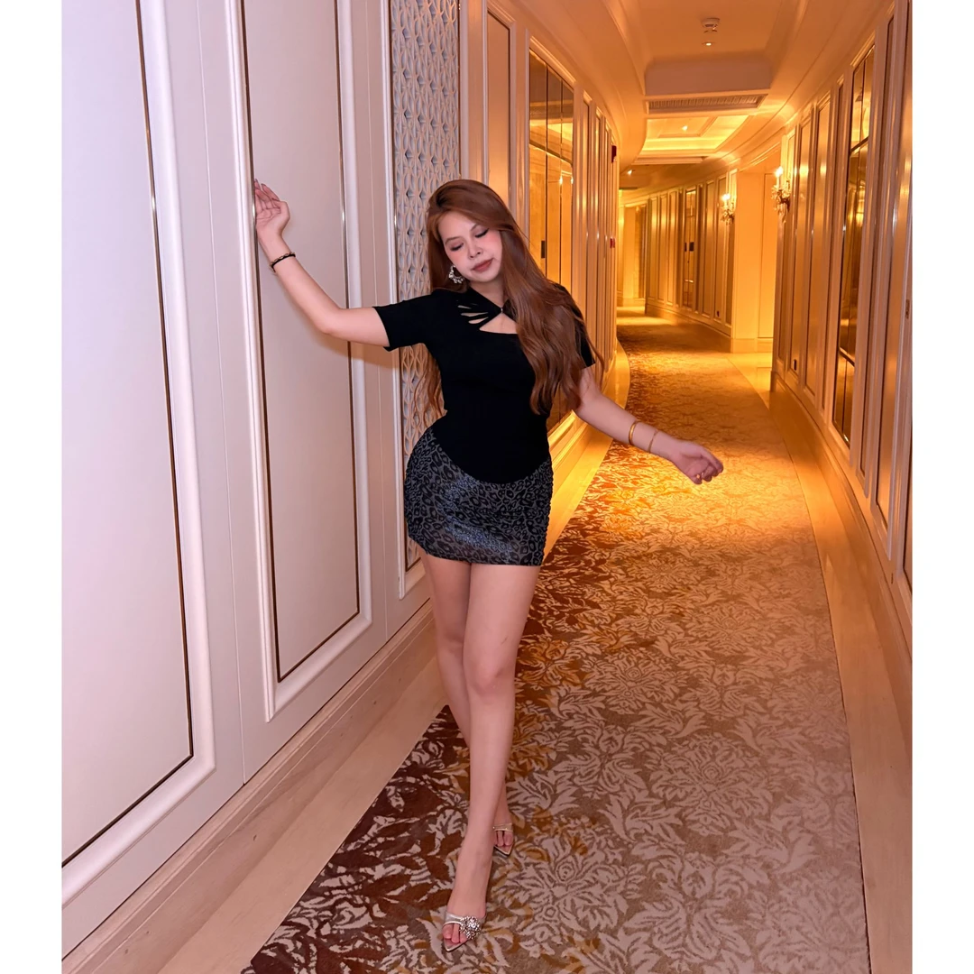 暇蝶烬吻 性感时尚街头风镂空设计师款短袖高弹显瘦夏装T恤G238