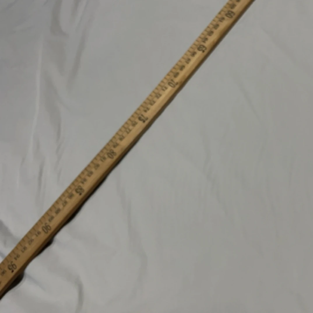 浅灰色轻薄款羽绒服，面子布料