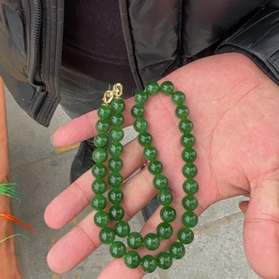 和田玉颈饰未镶嵌俄罗斯卡10冰辣阳绿。小小点