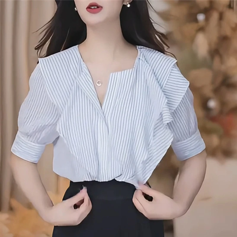 蓝色条纹衬衫女2025夏季新款宽松显瘦减龄职业设计感短袖休闲上衣