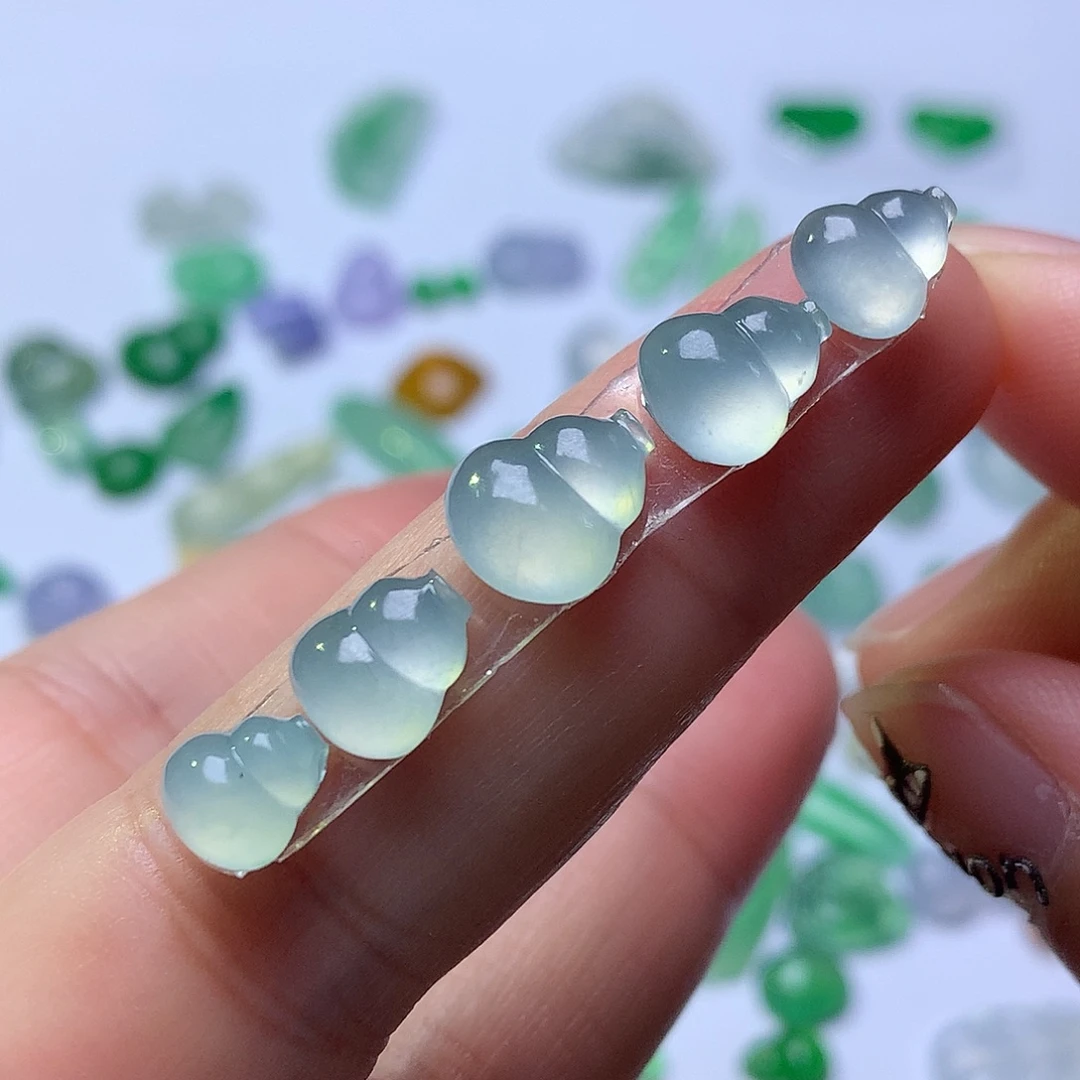 翡翠未镶嵌颈饰葫芦