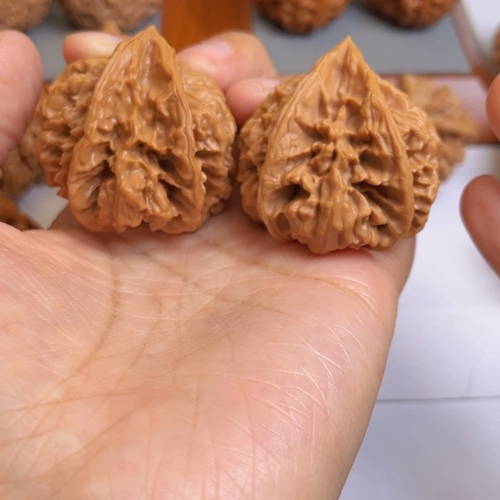木质类文玩核桃帝王三棱佛度45