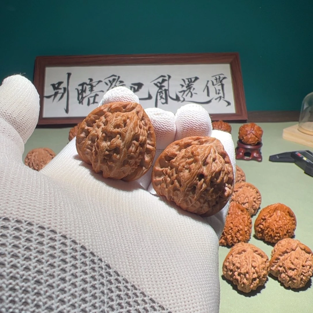 文玩核桃把件36白狮子三角白（棱有金线）