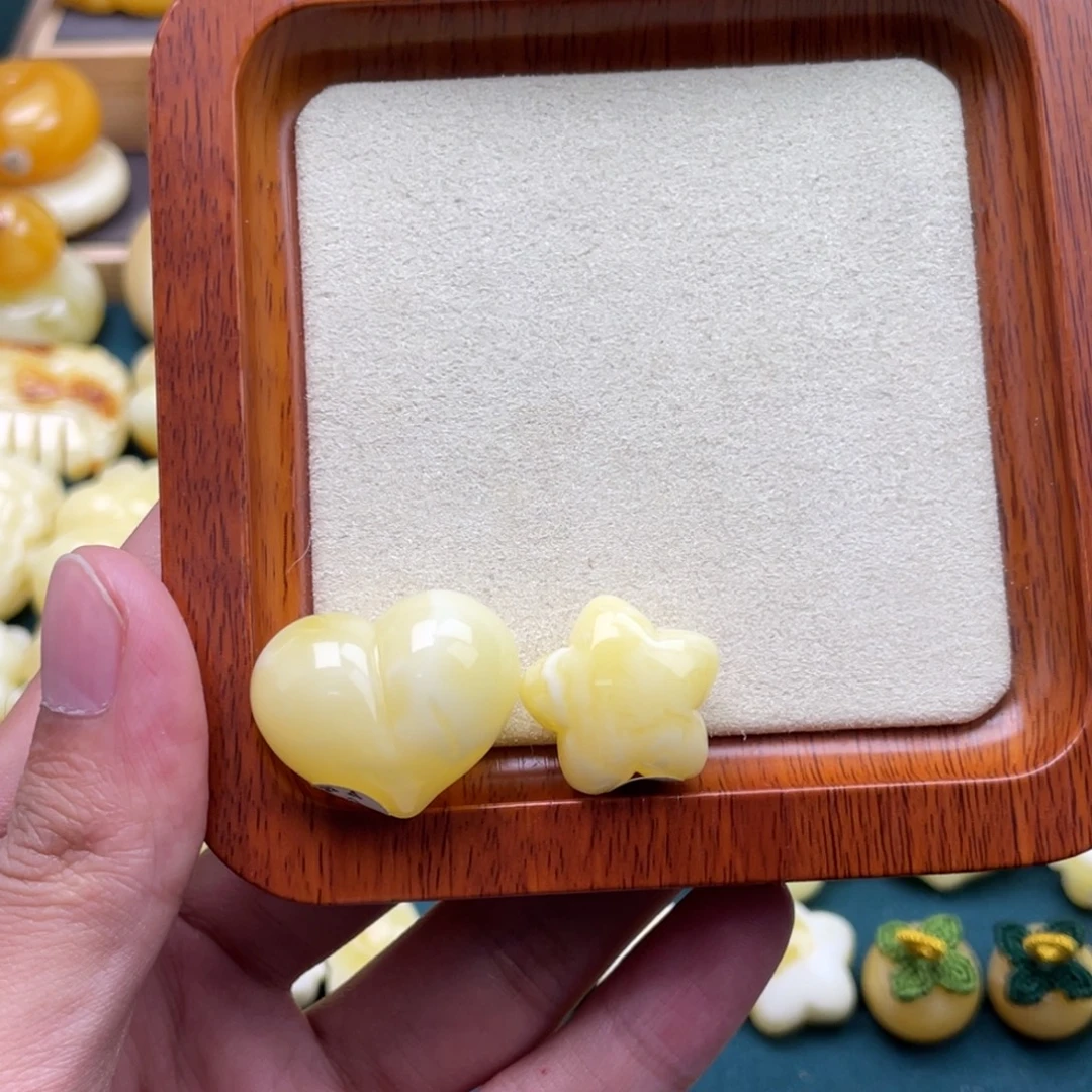 轩***.琥珀未镶嵌裸石蜜蜡