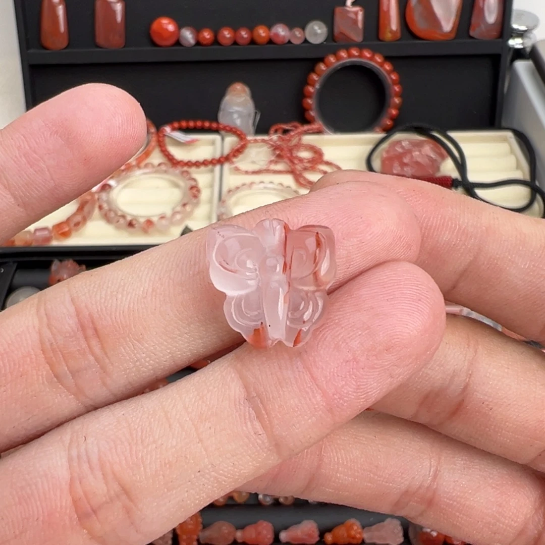 南红玛瑙未镶嵌颈饰蝴蝶