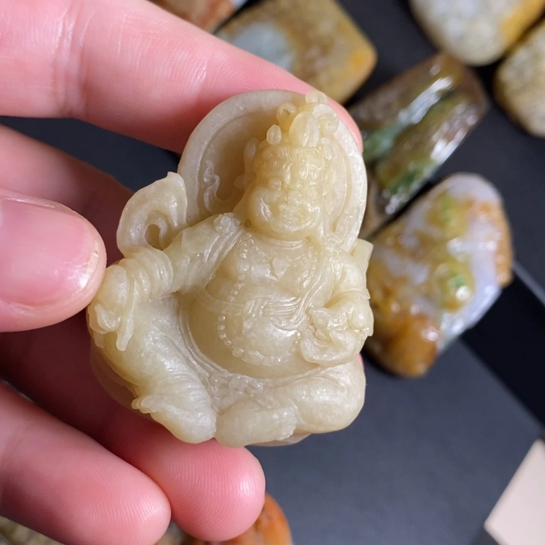 翡翠未镶嵌颈饰天然黄翡黄财神