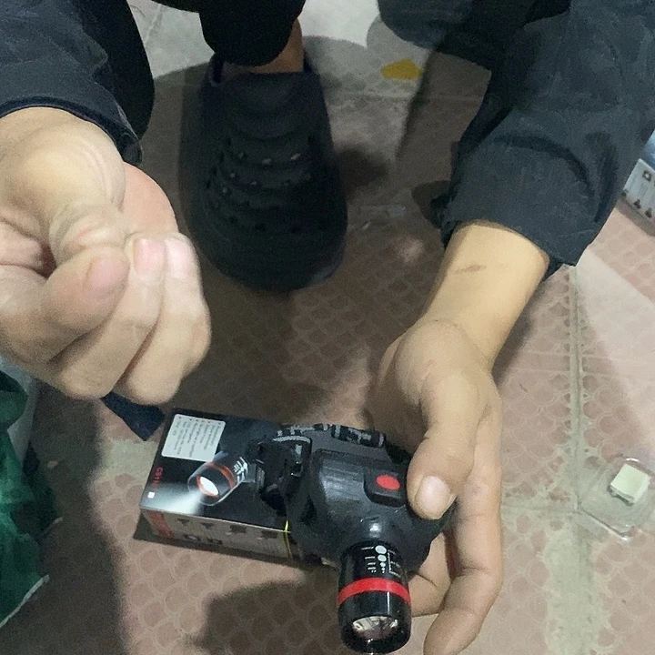 头灯随机发两个瑕疵粘   不亮啊