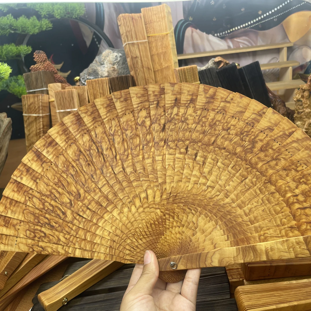 龙胆纹祥云纹苏扇适合收藏