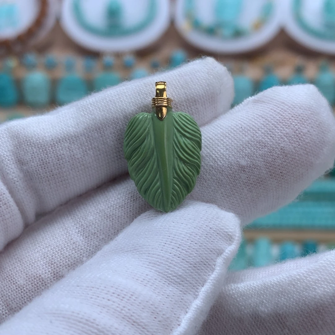 绿松石18K金镶嵌原矿绿松石羽毛扣配饰