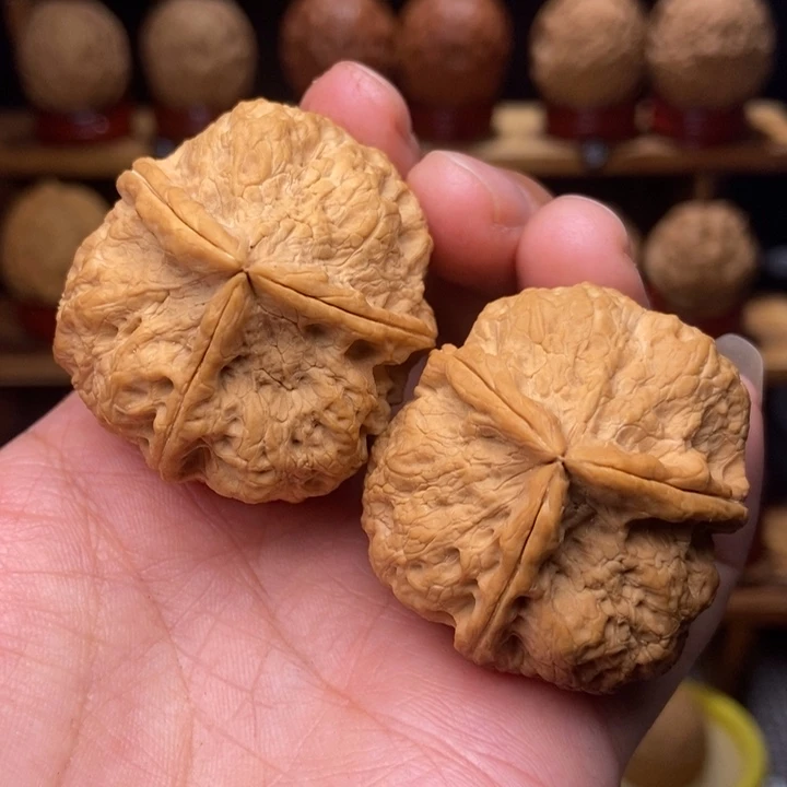文玩核桃吊坠金刚岩三棱35