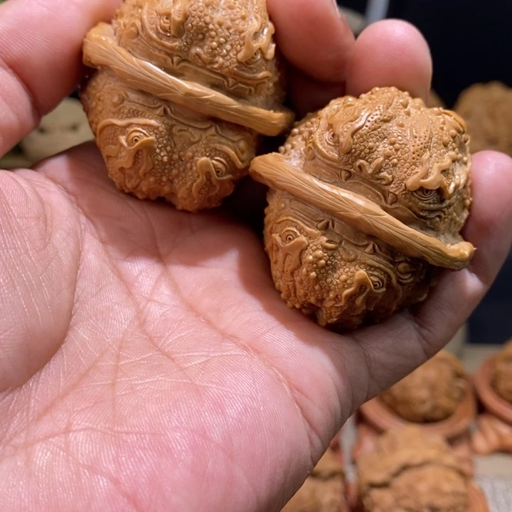 核桃把件小***?纯手工雕刻文玩核桃