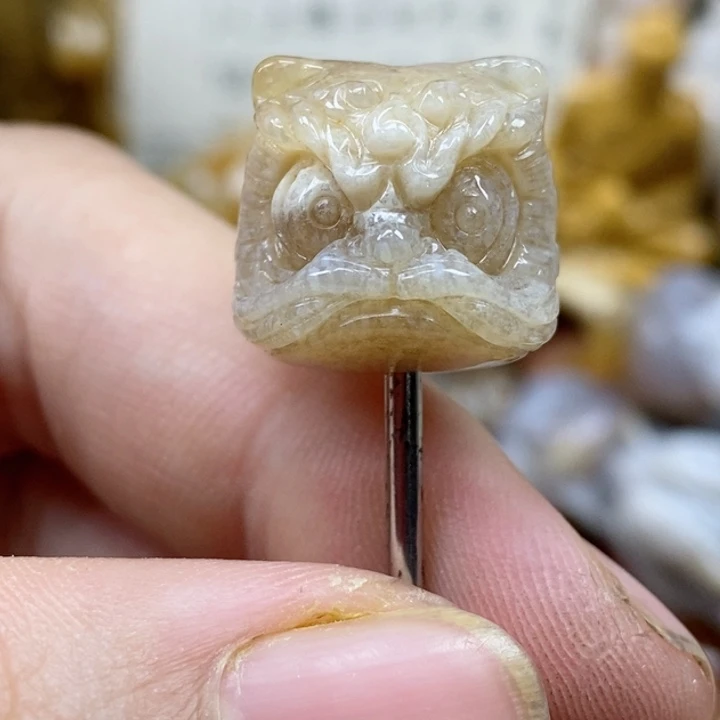 颈饰未镶嵌硅化珊瑚（珊瑚玉）