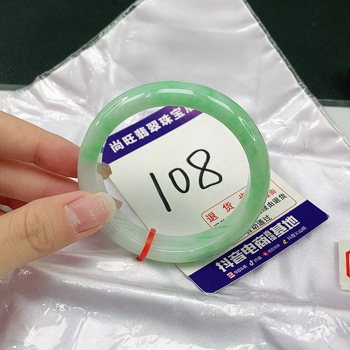 翡翠手镯未镶嵌翡翠