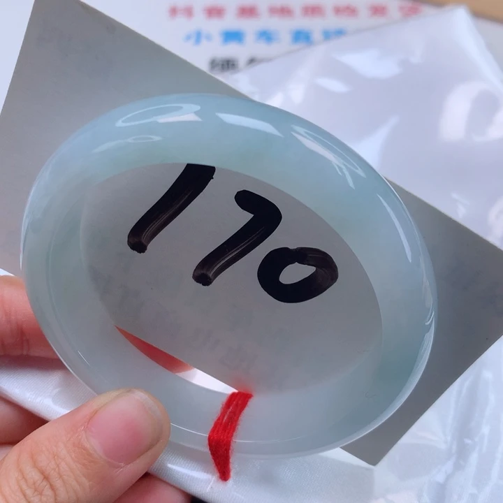 翡翠手镯未镶嵌。