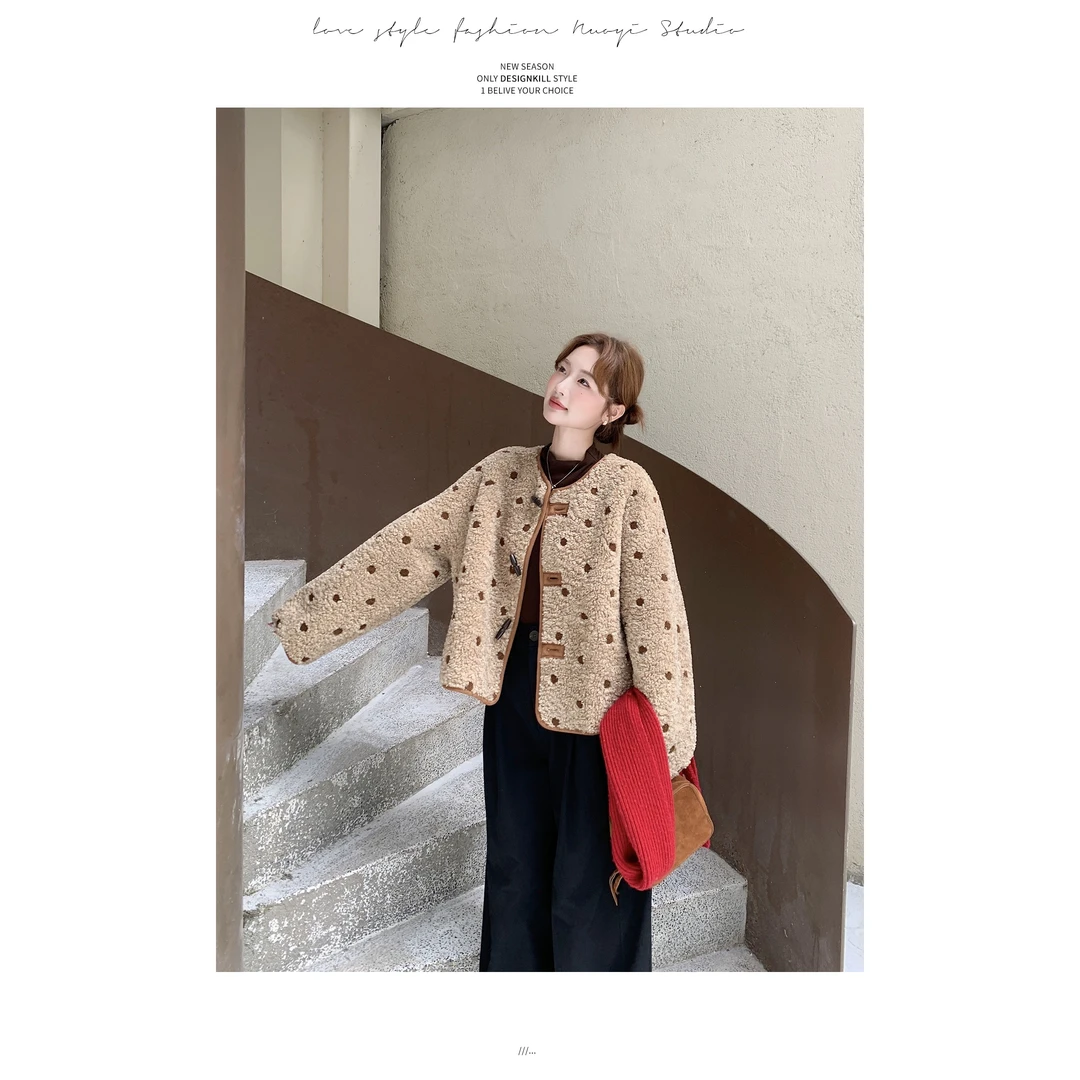 可盐可甜减龄波点牛角扣羊羔毛短外套女冬新小个子麂皮绒皮毛一体