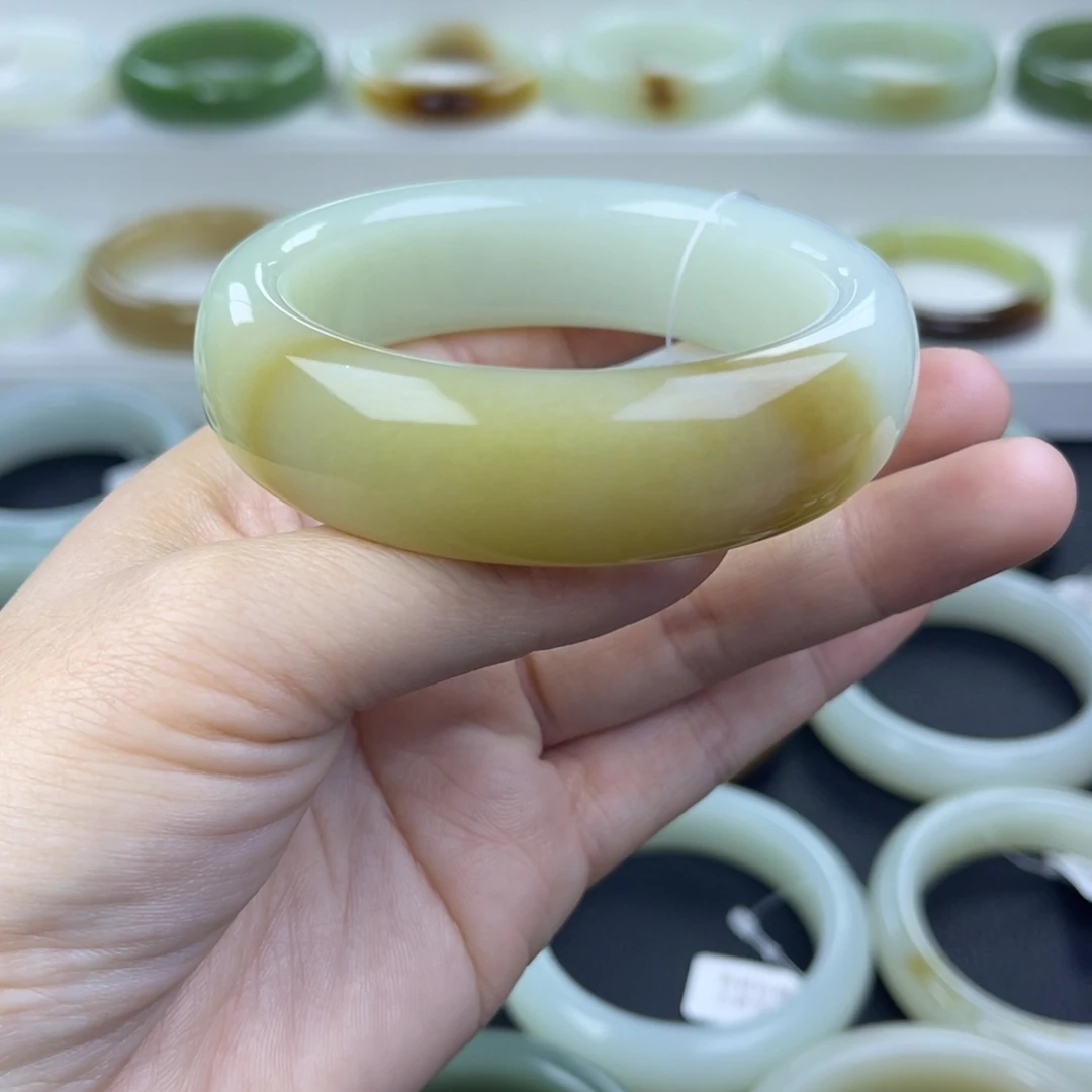 和田玉未镶嵌手镯