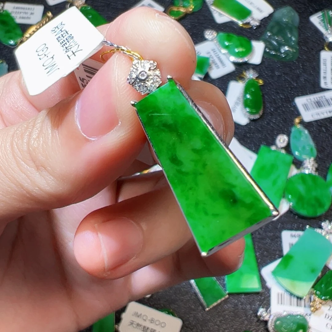 翡翠挂件18K金镶嵌翡翠。