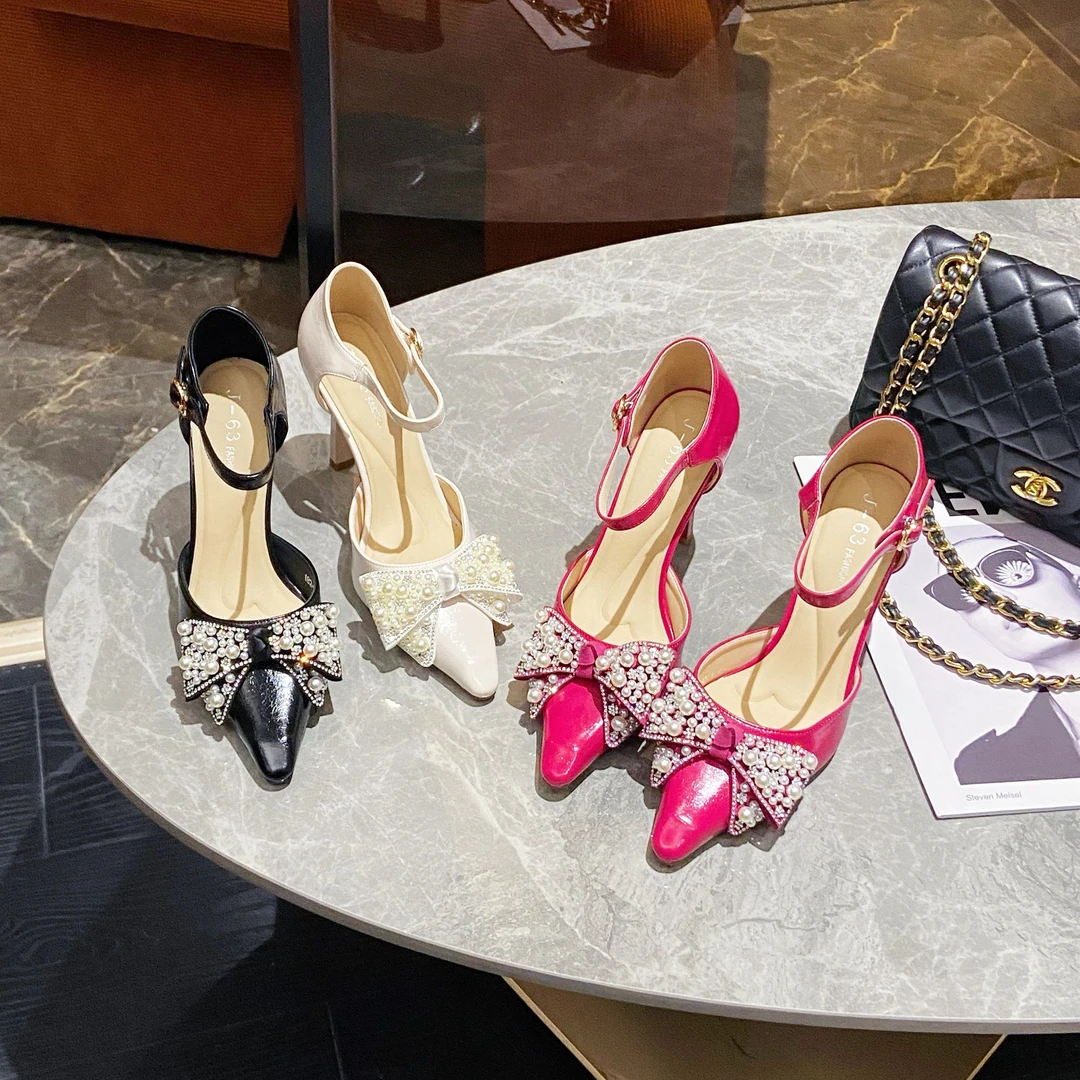 【8公分】2025早春新款甜美风漆皮蝴蝶结中空一字式扣带高跟单鞋