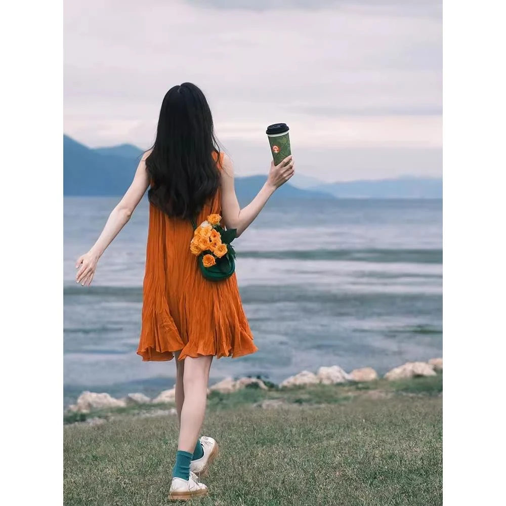 橘色度假风无袖背心裙女2025年新款夏季小个子宽松显瘦褶皱连衣裙