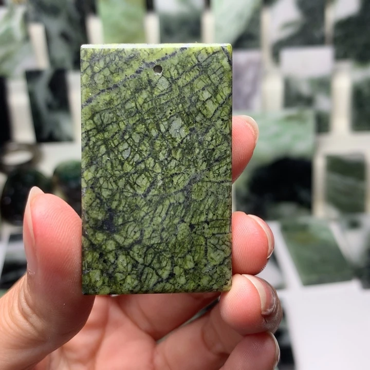 蛇纹石玉颈饰未镶嵌實*