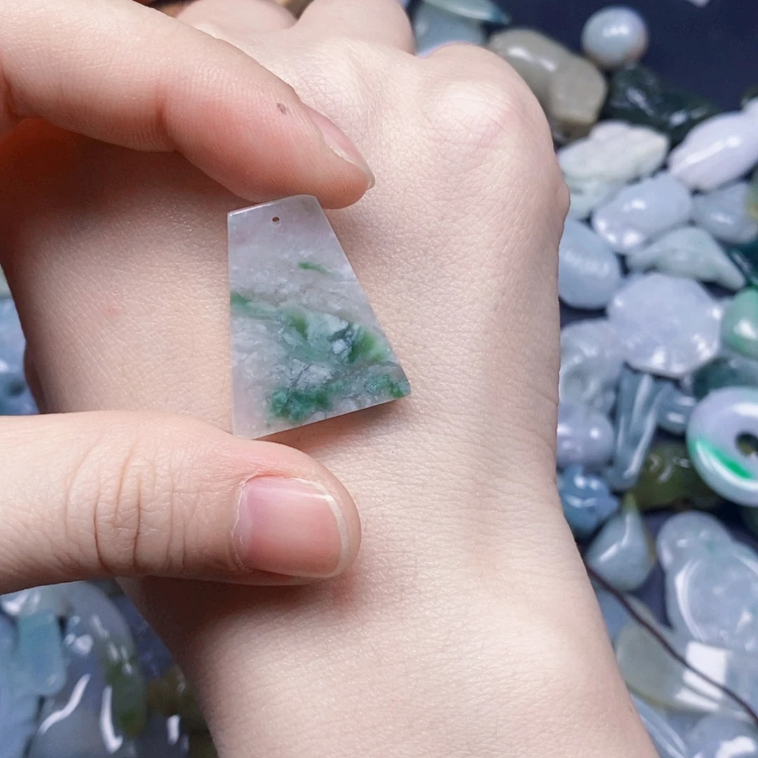 翡翠未镶嵌颈饰无事牌