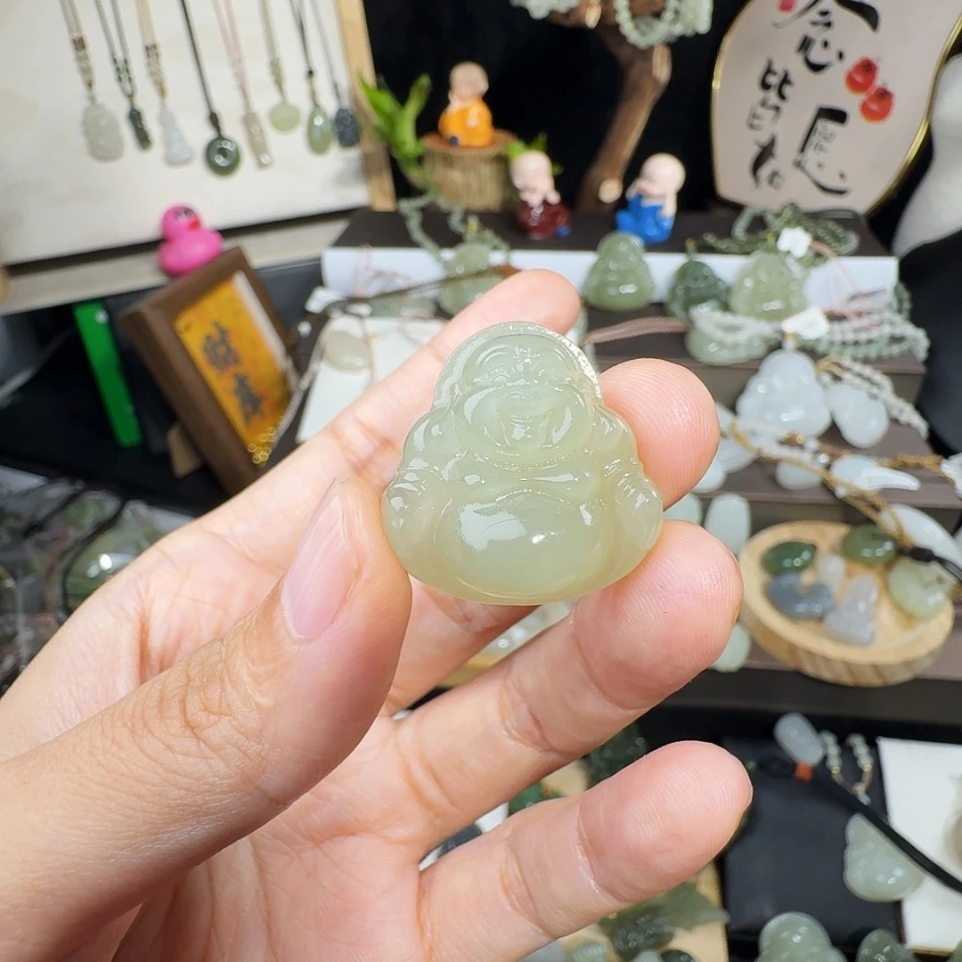 董***姐颈饰未镶嵌和田玉