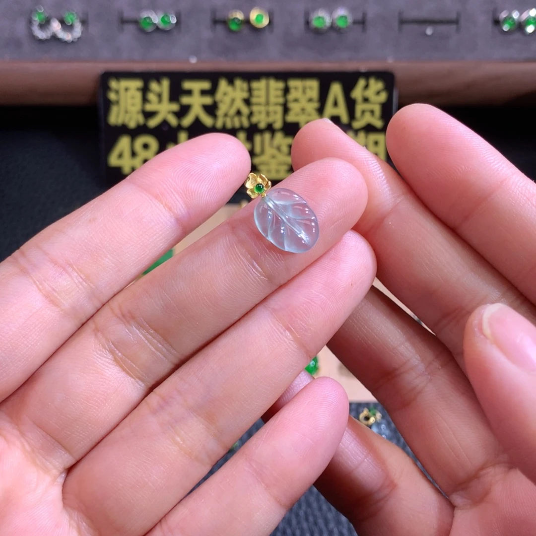 翡翠18K金镶嵌颈饰叶子