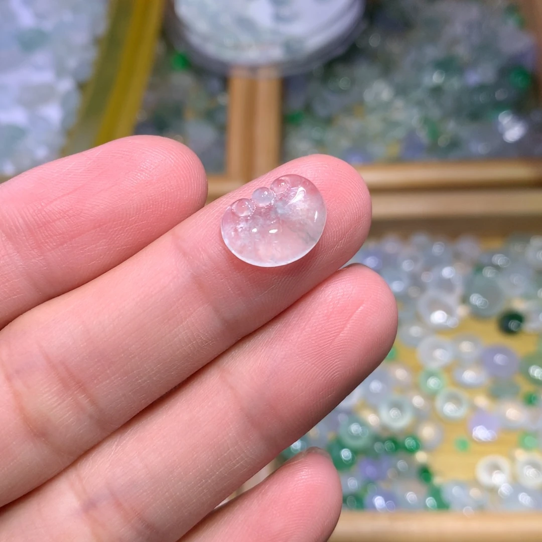 翡翠未镶嵌颈饰如意锁